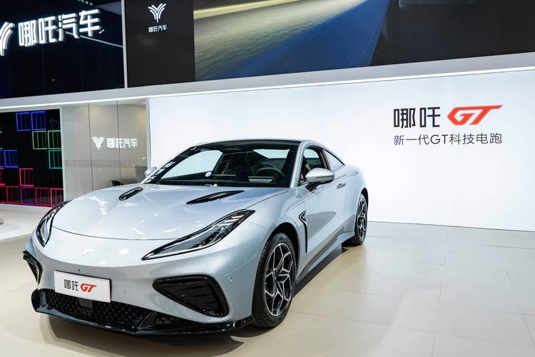 佛山293哪吒汽车在智能汽车领域的表现，领途汽车在新能源汽车市场中的影响力